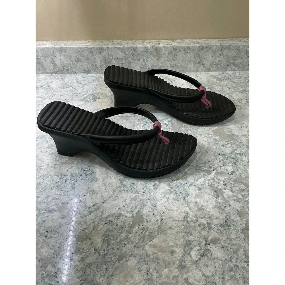 Crocs Wedge Flip Flops Sandals Size 7 Black Pink Ribbed Thong Platform Heel
